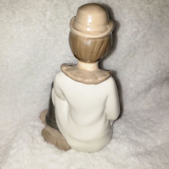 Dalia Handcrafted Porcelain Clown with Ball - Picture 4 of 6